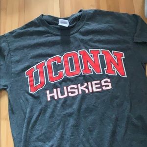 Uconn Huskies T shirt